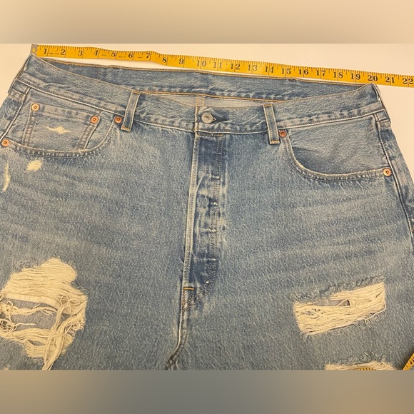 LEVI’S 501 MEN’S ORIGINAL RIPPED JEANS 40WX32L INSEAM 30 INCH MEDIUM WASH - Picture 3 of 16